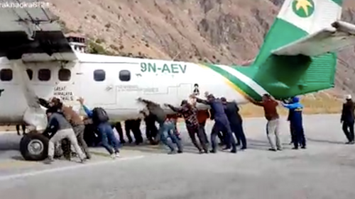 Les passagers poussent leur avion sur la piste d’atterrissage (Vidéo)